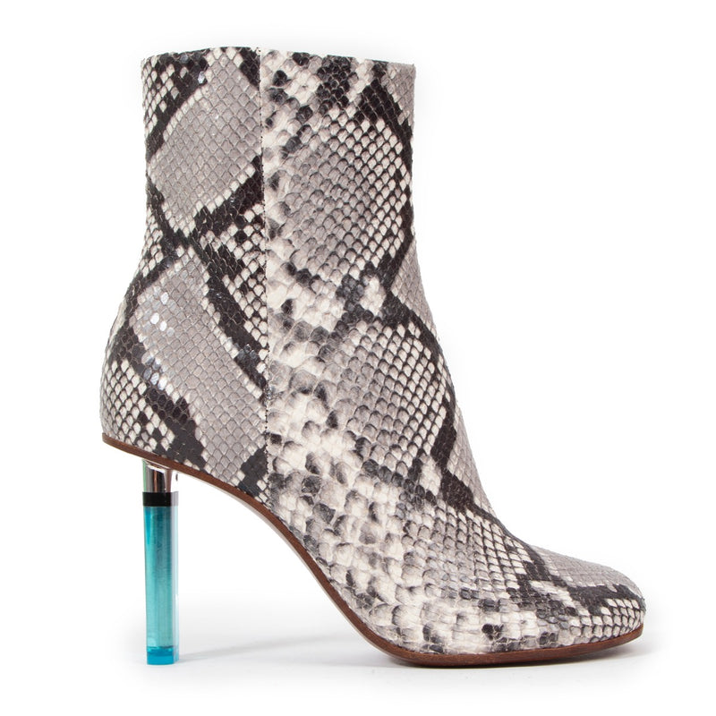 Shop safe online at Labellov in Antwerp these 100% authentic second hand Vetements Snake Lighter Boots - size 37