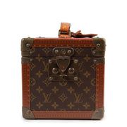 The classic monogram canvas is in excellent condition. Vachetta leather handle barely has
