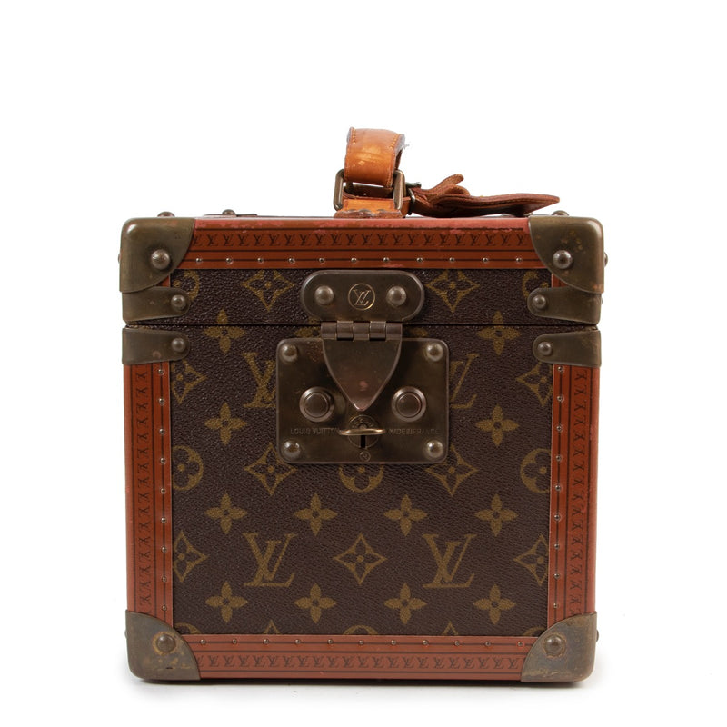 The classic monogram canvas is in excellent condition. Vachetta leather handle barely has