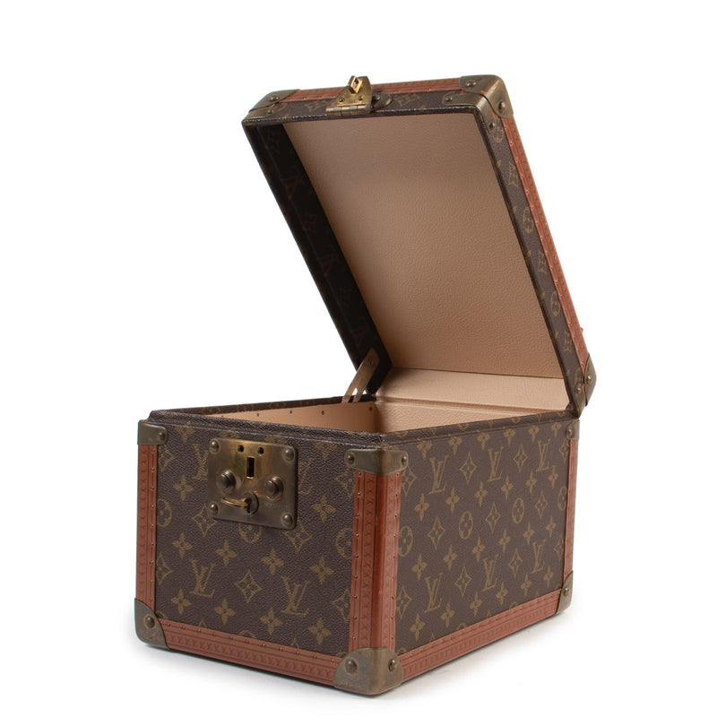 The classic monogram canvas is in excellent condition. Vachetta leather handle barely has