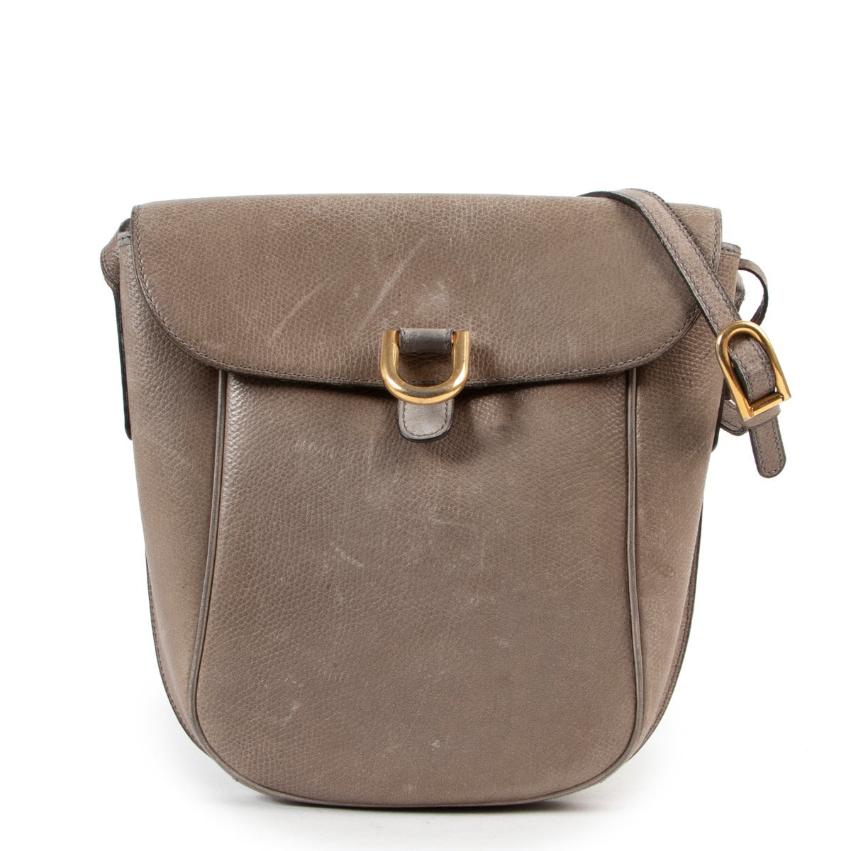 Buy this Delvaux Taupe Crossbody for a reasonable price at Labellov in Antwerp online or in store. Buy and sell your designer Delvaux items for a fair price in a Luxury Secondhand Store