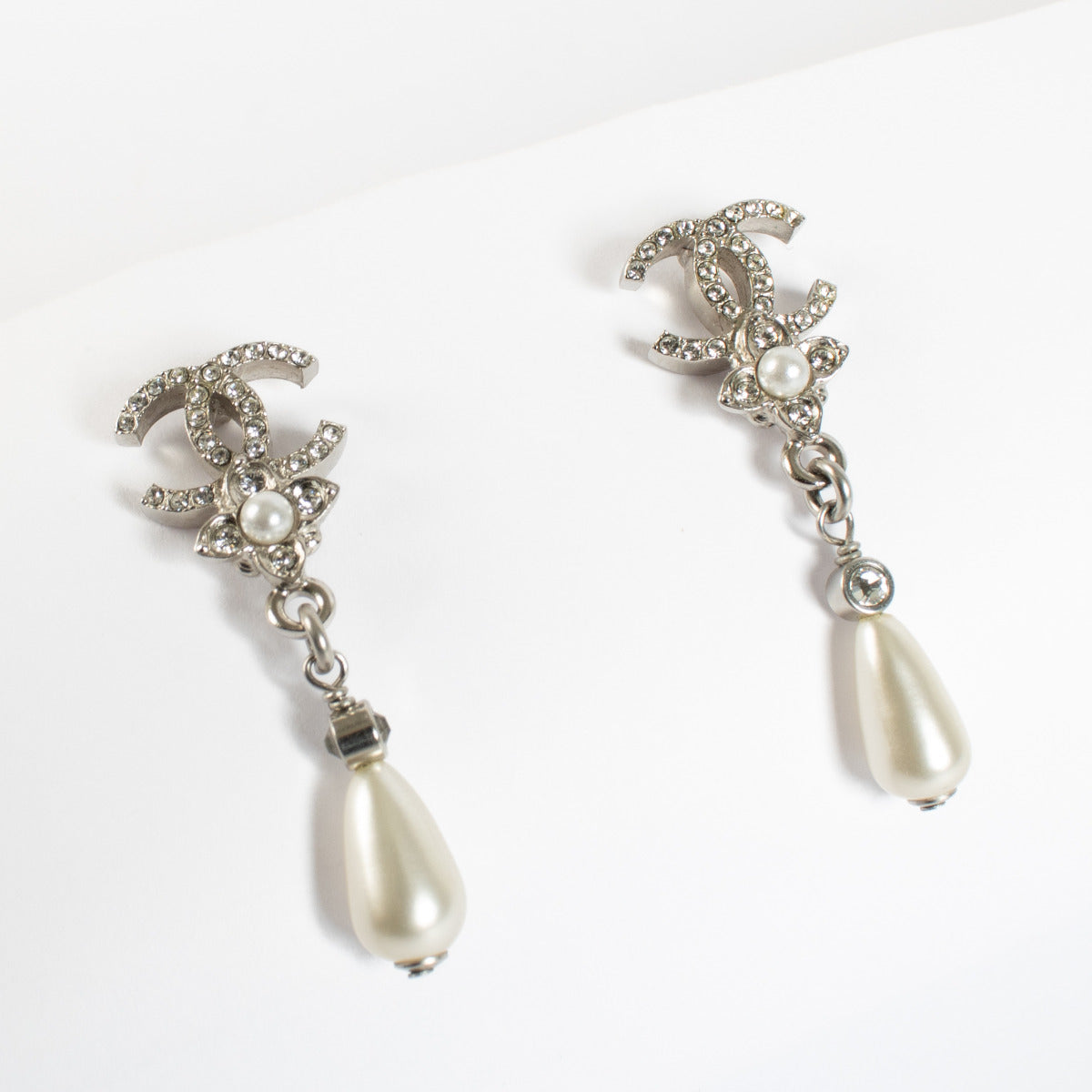 Chanel Silver Pearl Drop Earrings aan de beste prijs bij Labellov tweedehands luxe