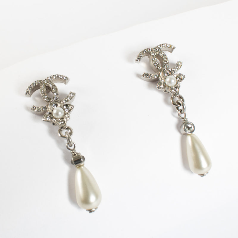 Chanel Silver Pearl Drop Earrings aan de beste prijs bij Labellov tweedehands luxe