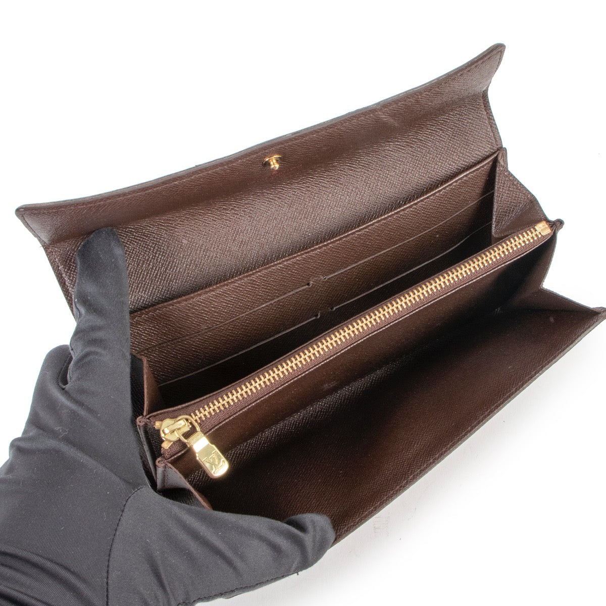 Buy online authentic second hand Louis Vuitton 2004 Vintage Damier Ebene Sarah Long Wallet in very good condition at Labellov in Antwerp