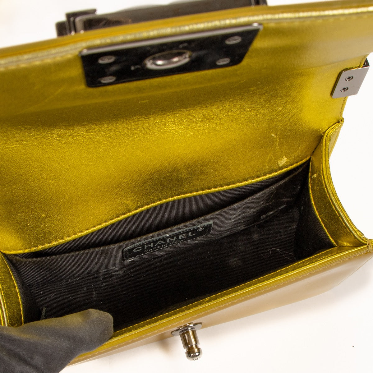 Shop safe online at Labellov in Antwerp, Brussels and Knokke this 100% authentic second hand Chanel Metallic Yellow Patent Leather Small Boy Bag