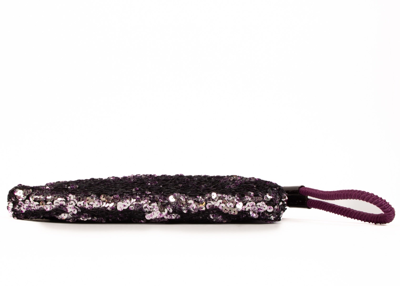 Shop safe online at Labellov in Antwerp, Brussels and Knokke this 100% authentic second hand Louis Vuitton Silver and Violette Sequin Rococo Pochette Clutch
