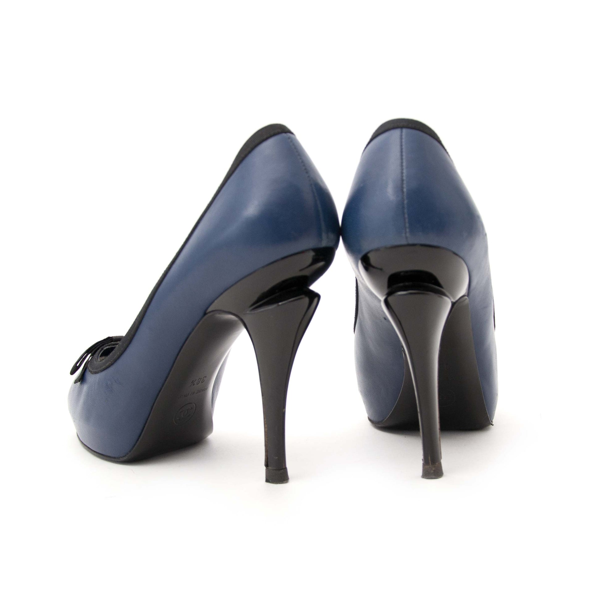 Bent u op zoek naar een authentieke Chanel Black and Blue Peeptoe Pump voor de beste prijs?