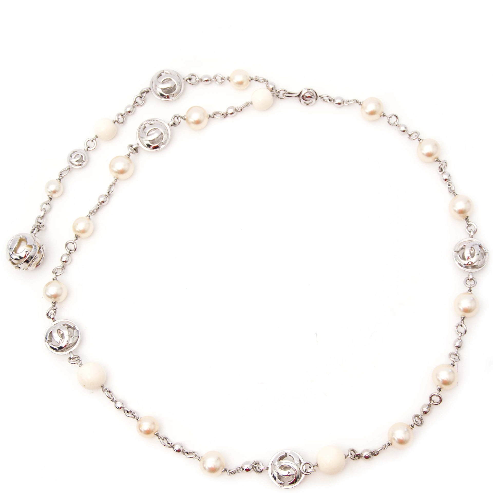 op zoek naar een parel riem van chanel? Koop hem nu bij labellov.com voor de beste prijs
