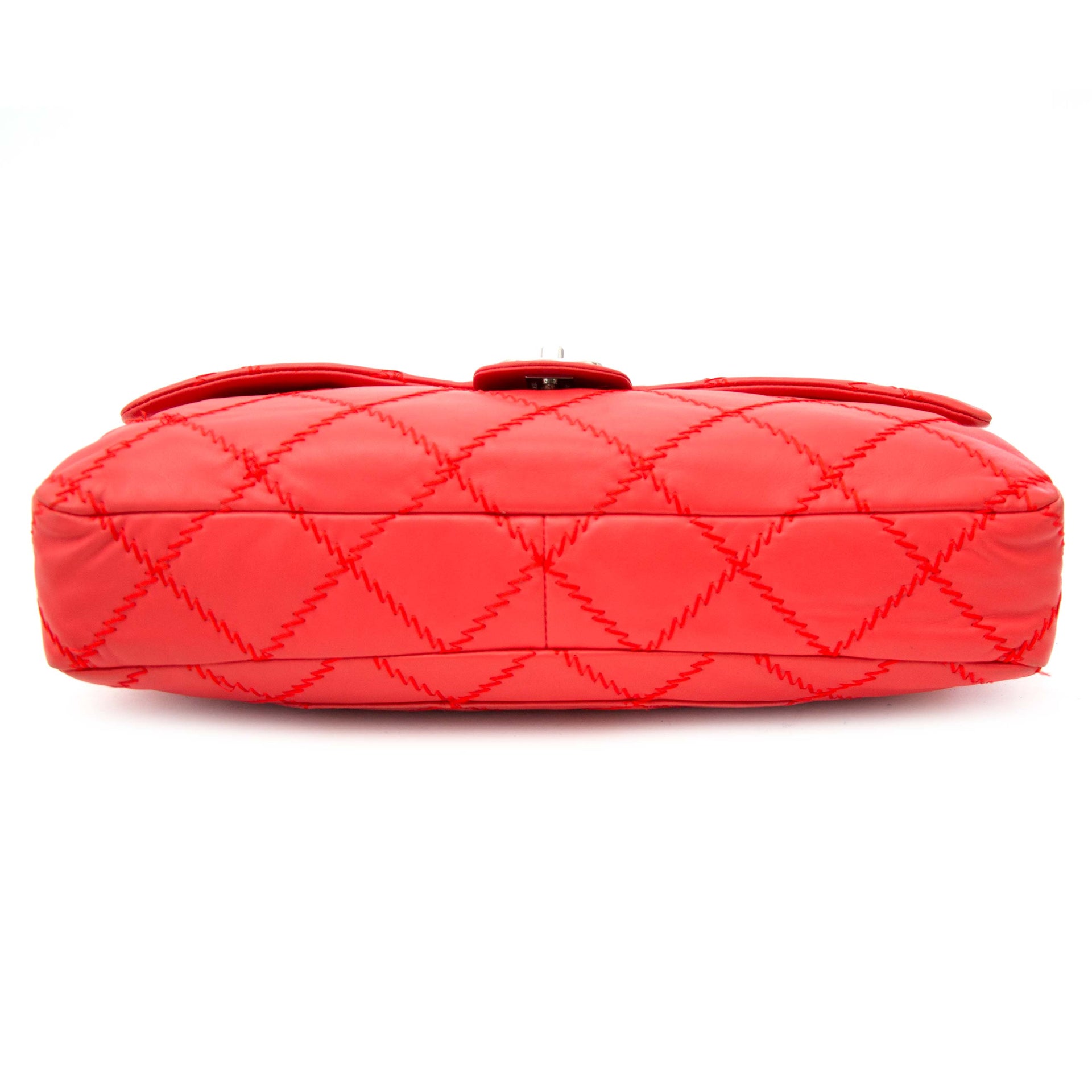 koop online aan de beste prijs jou tweedehands Chanel Vibrant Red East West Ultra Stitch Flap Bag