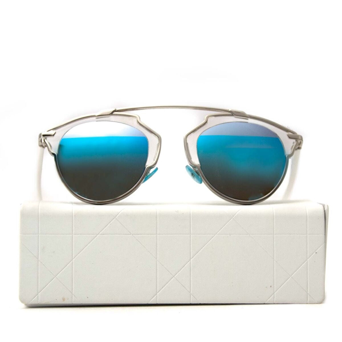 Achetez un authentique Dior So Real lunettes de soleil pour le bon prix chez LabelLOV.