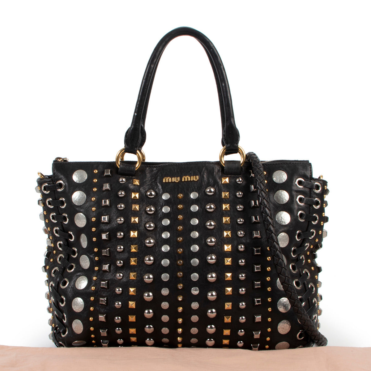 Buy and sell Miu Miu bag for the best price at Labellov. We buy and sell your authentic designer bags online. aan de beste prijs bij Labellov tweedehands luxe.
