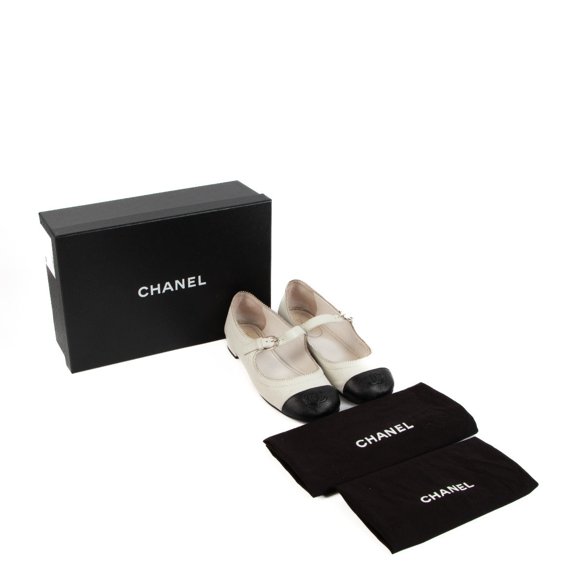 Chanel Black And White Leather Ballerina Flats - Size 38,5 for the best price at Labellov secondhand luxury in Antwerp