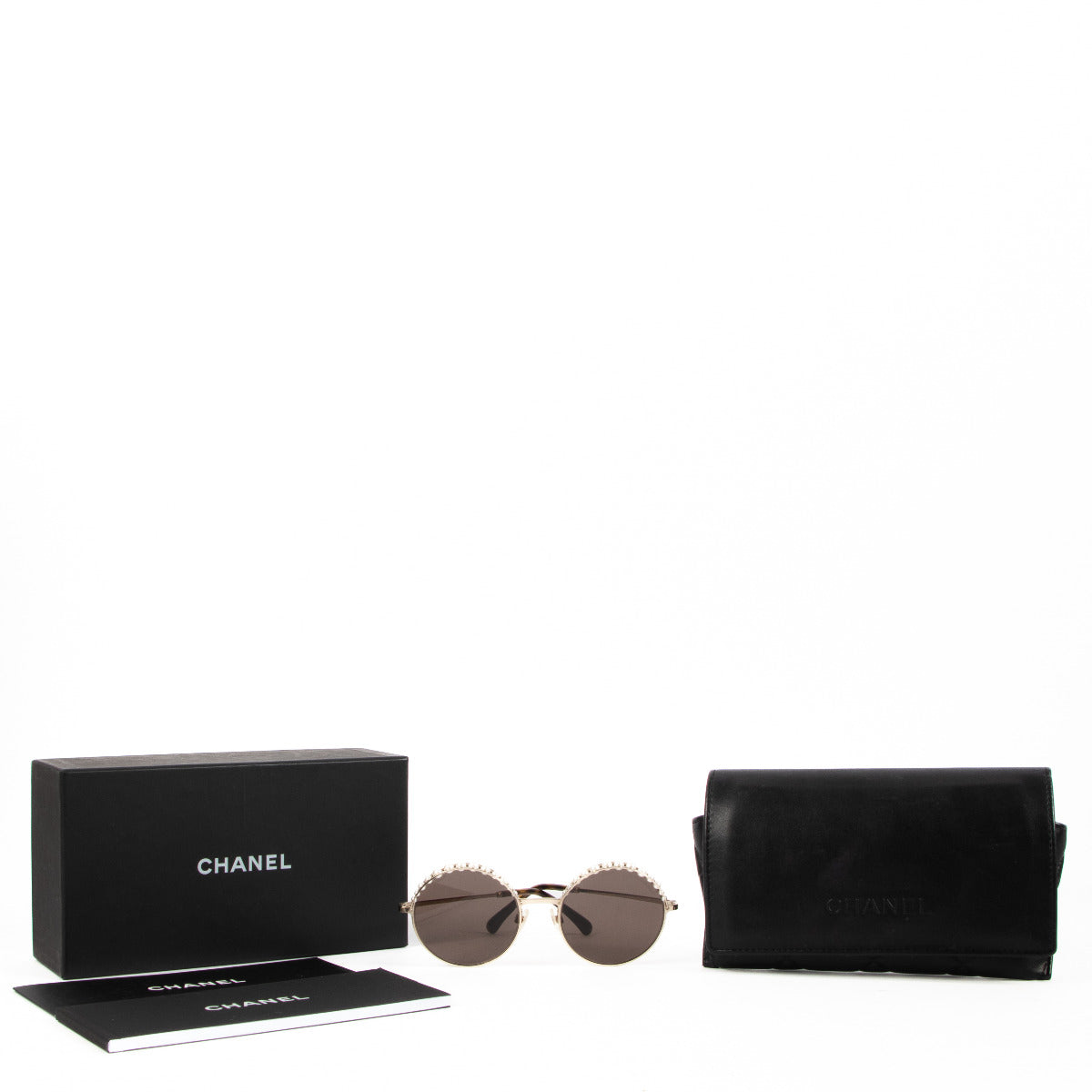 Lunettes de soleil rondes Chanel avec perles noires