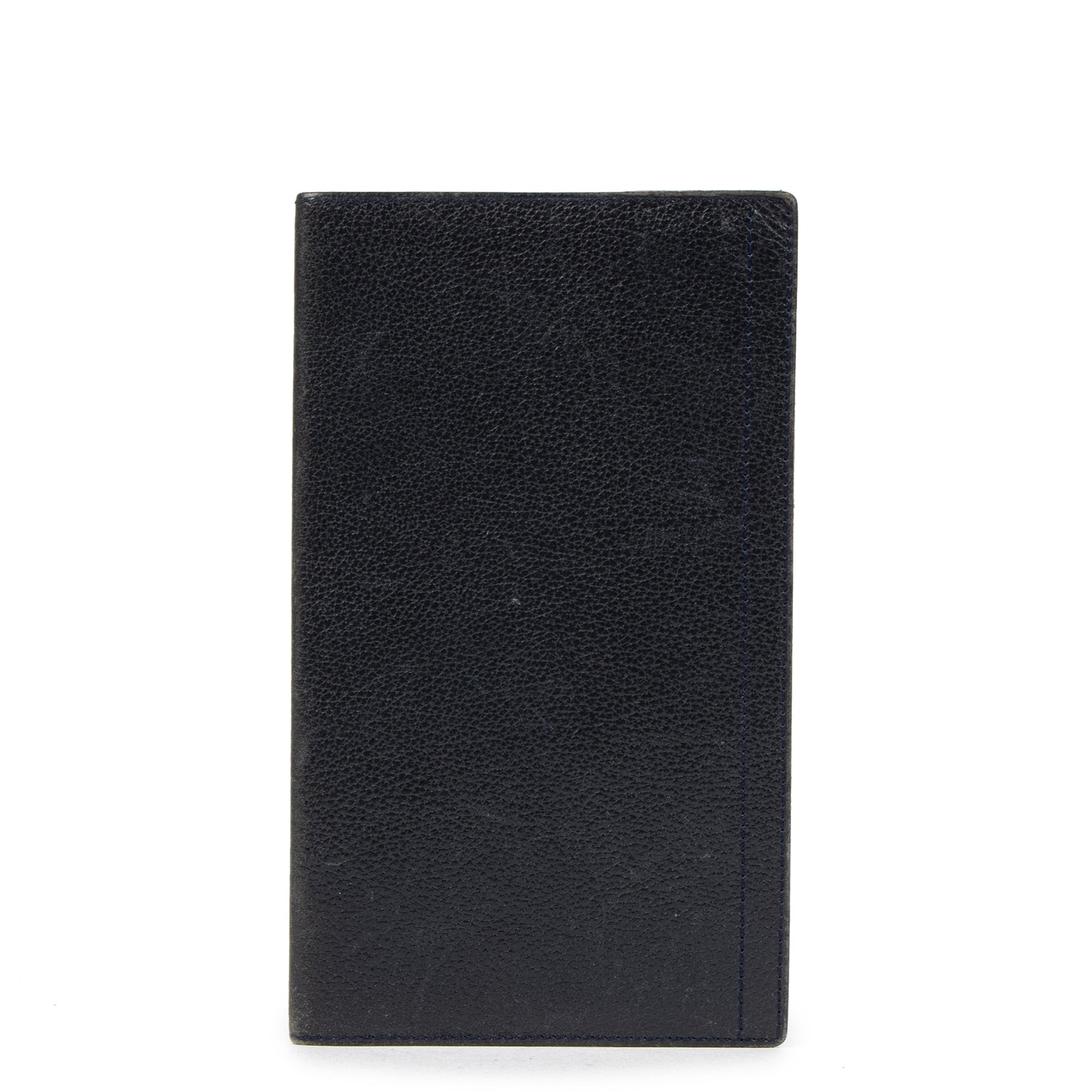 Buy authentic secondhand Delvaux Navy Leather Checkbook Wallet at the right price at LabelLOV vintage webshop. Safe and secure online shopping. Koop authentieke tweedehands Delvaux Navy Leather Checkbook Wallet met de juiste prijs bij LabelLOV