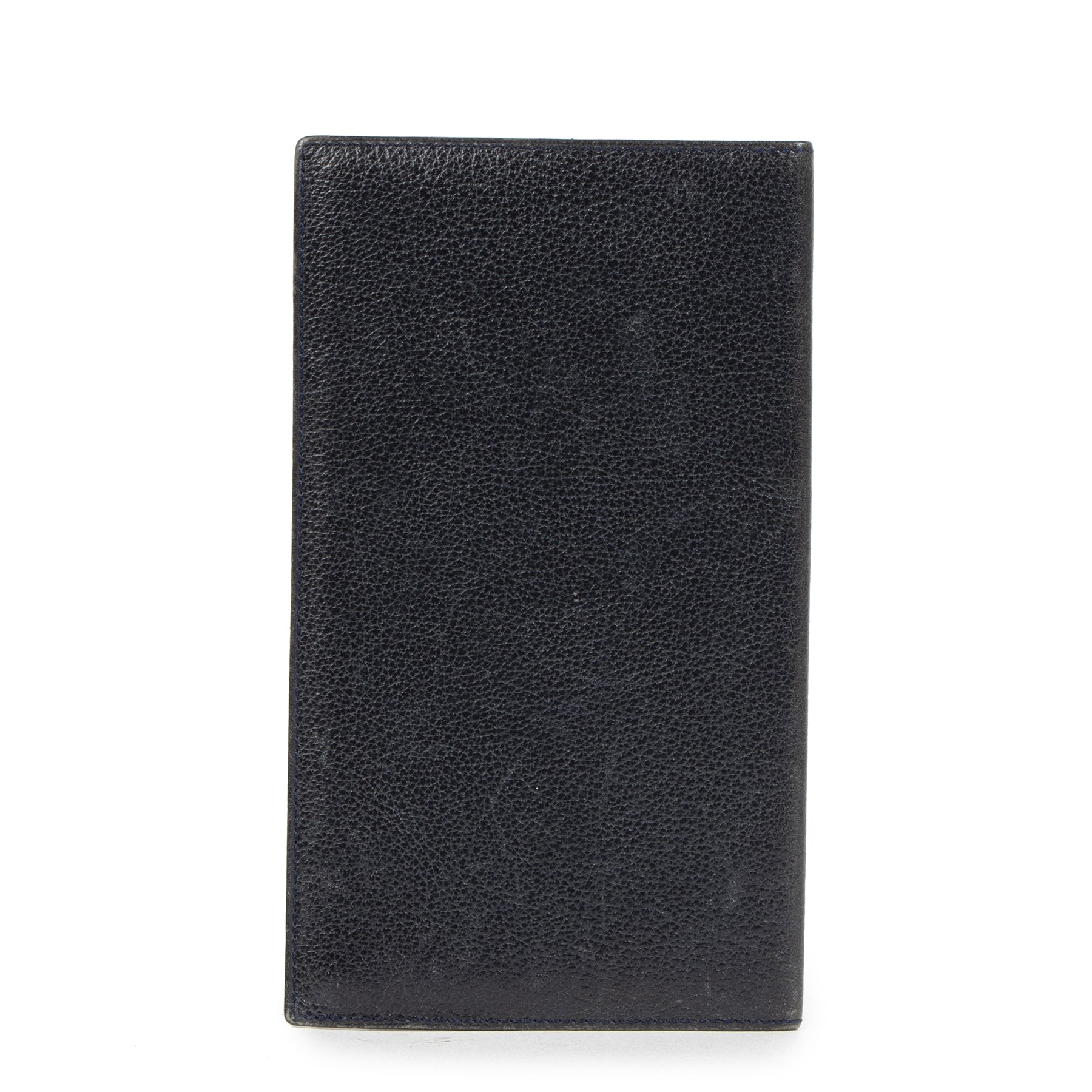 Buy authentic secondhand Delvaux Navy Leather Checkbook Wallet at the right price at LabelLOV vintage webshop. Safe and secure online shopping. Koop authentieke tweedehands Delvaux Navy Leather Checkbook Wallet met de juiste prijs bij LabelLOV