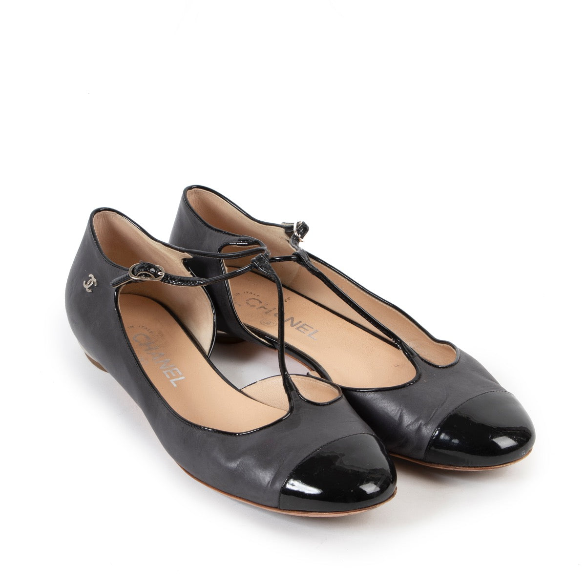 Shop safe online at Labellov in Antwerp these 100% authentic second hand Chanel Grey Leather Flats - Size 41
