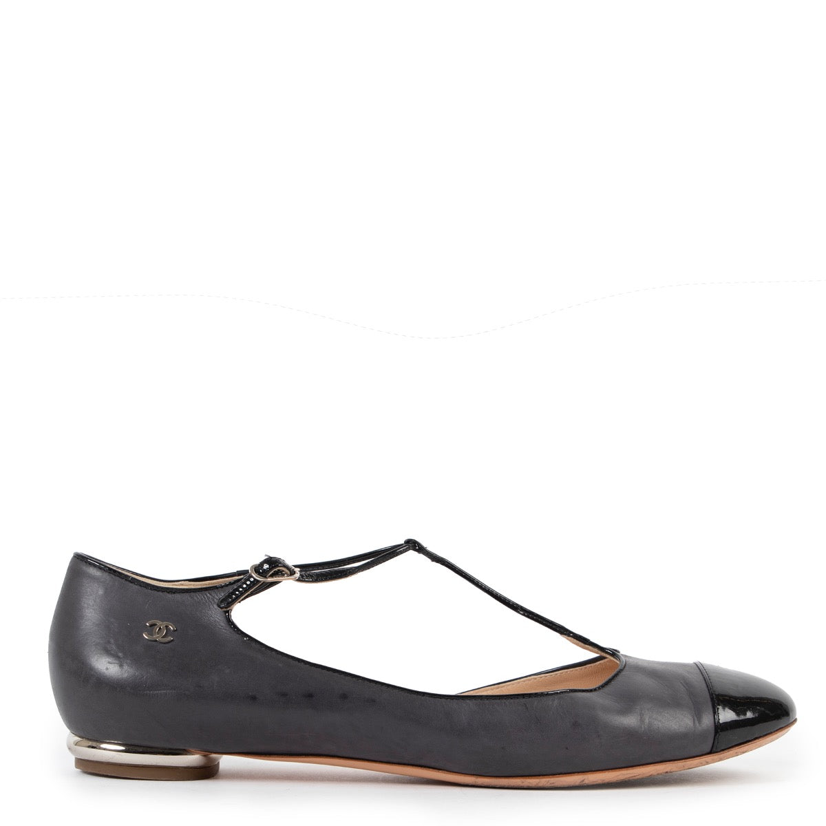 Shop safe online at Labellov in Antwerp these 100% authentic second hand Chanel Grey Leather Flats - Size 41