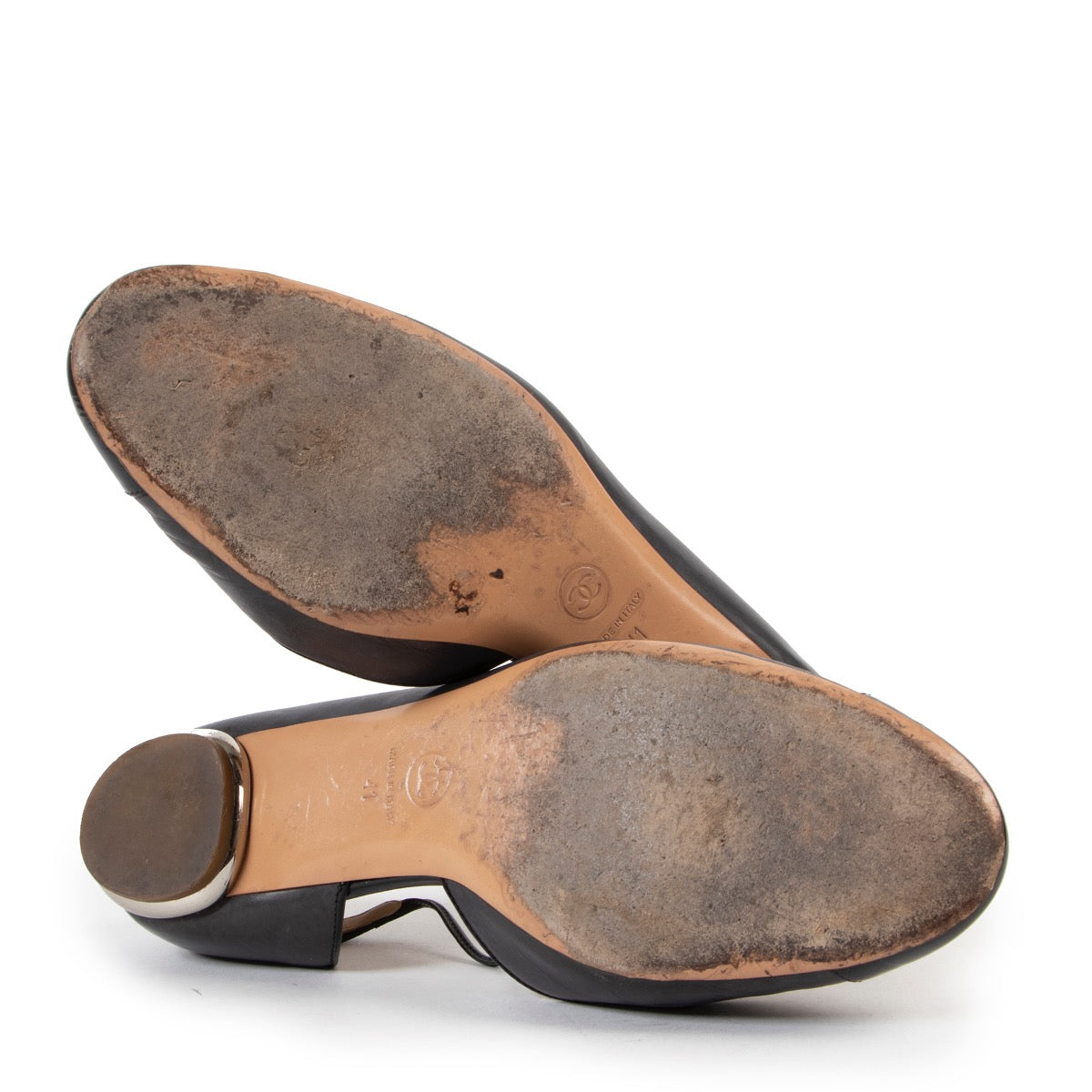 Shop safe online at Labellov in Antwerp these 100% authentic second hand Chanel Grey Leather Flats - Size 41