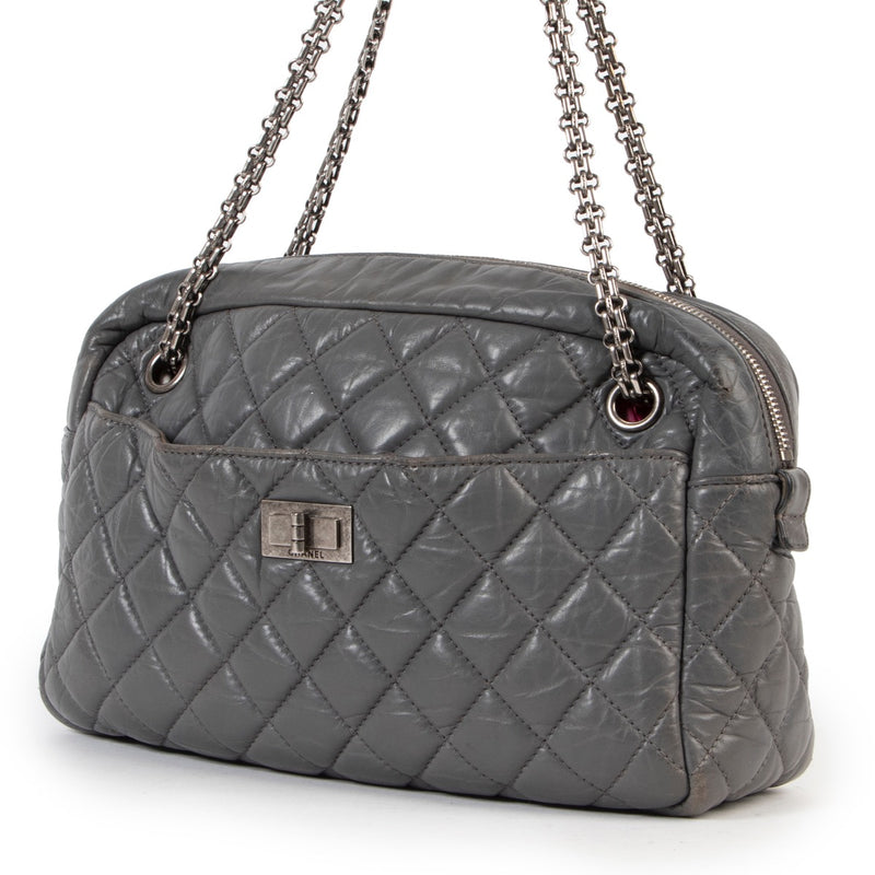 Shop safe online authentic second hand Chanel Reissue 2.55 Camera Bag at the right price. Veilig online kopen van Chanel grijs reissue 2.55 camera handtas. Achetez en ligne second main ce sac Chanel gris Reissue 2.55 camera chez Labellov.com.