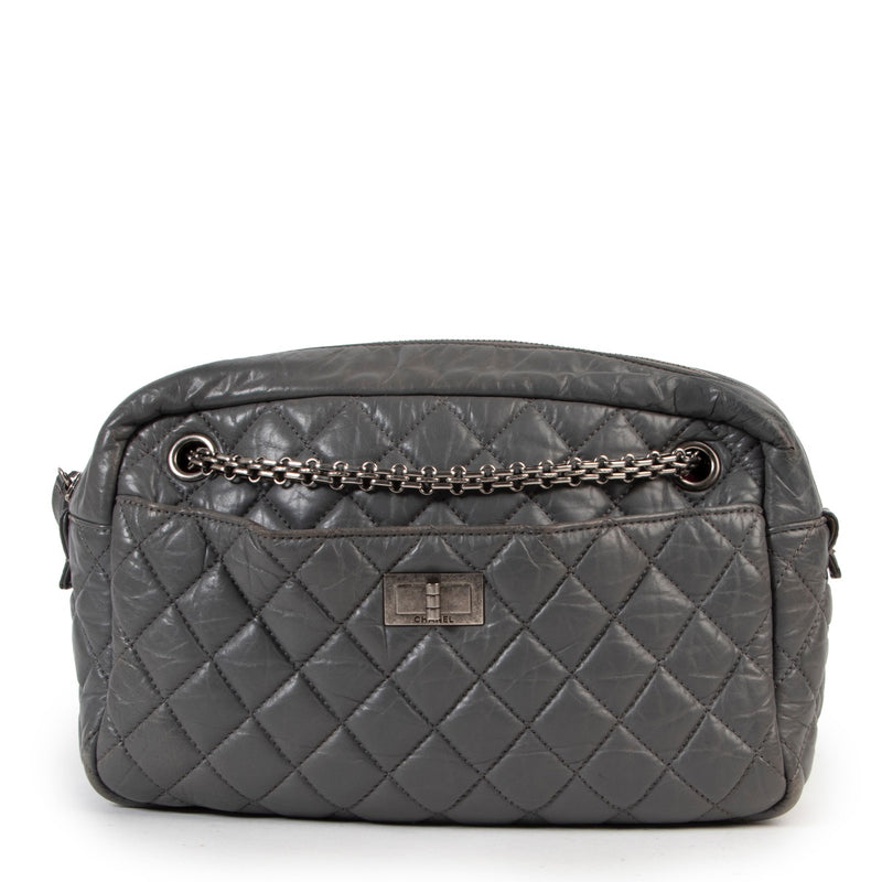 Shop safe online authentic second hand Chanel Reissue 2.55 Camera Bag at the right price. Veilig online kopen van Chanel grijs reissue 2.55 camera handtas. Achetez en ligne second main ce sac Chanel gris Reissue 2.55 camera chez Labellov.com.