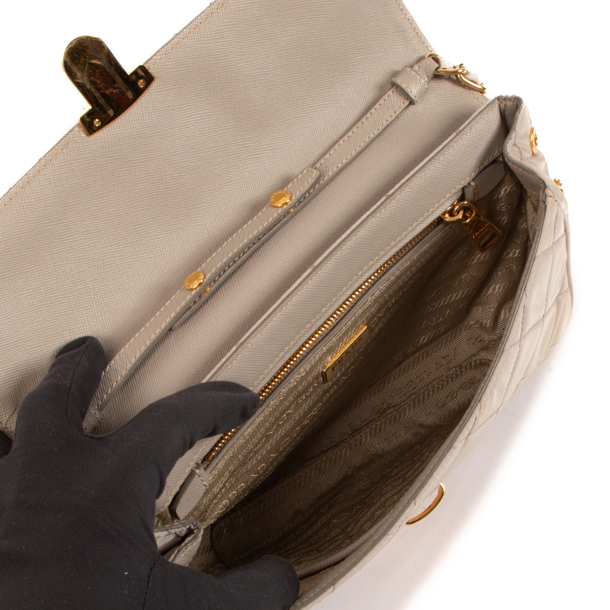 Sac bandoulière Prada en nylon matelassé taupe avec chaîne