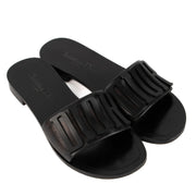 Christian Dior Black Logo Flats - size 38 aan de beste prijs bij Labellov tweedehands luxe in Antwerpen en Knokke. Wij kopen en verkopen steeds aan de beste prijs.