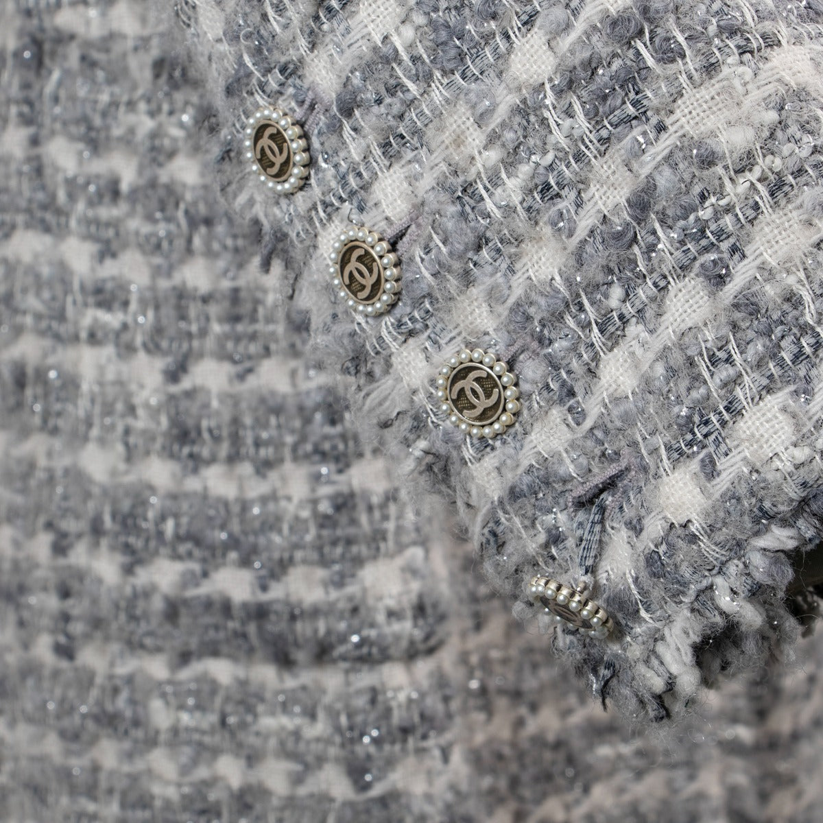 Manteau Chanel Automne/Hiver 2005 en tweed bouclé gris argenté - Taille FR40