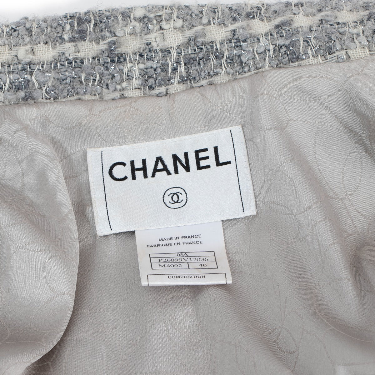 Manteau Chanel Automne/Hiver 2005 en tweed bouclé gris argenté - Taille FR40