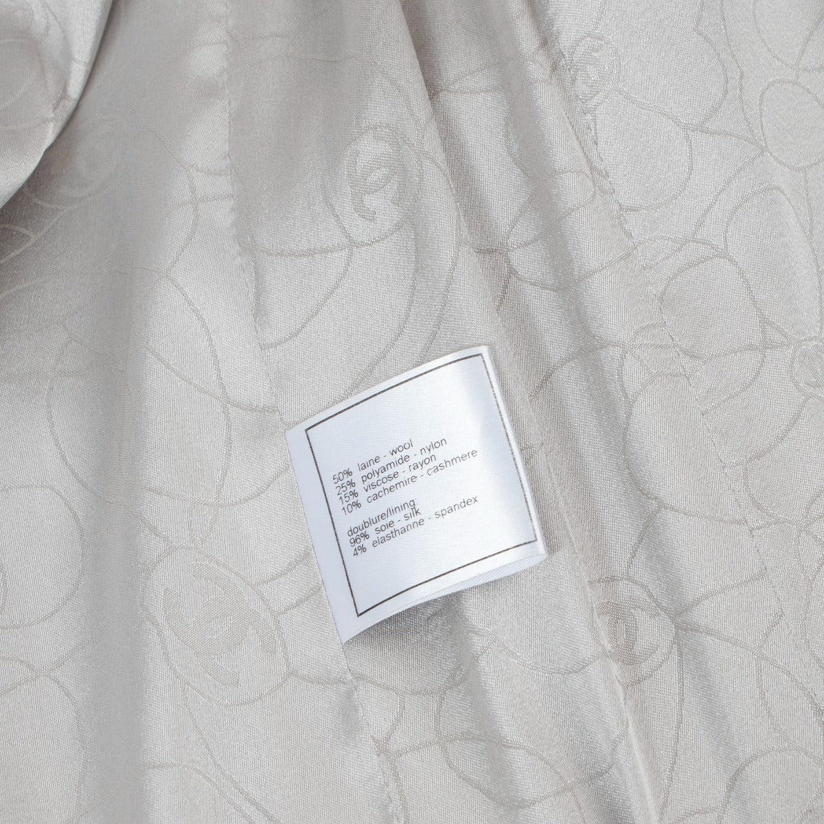 Manteau Chanel Automne/Hiver 2005 en tweed bouclé gris argenté - Taille FR40