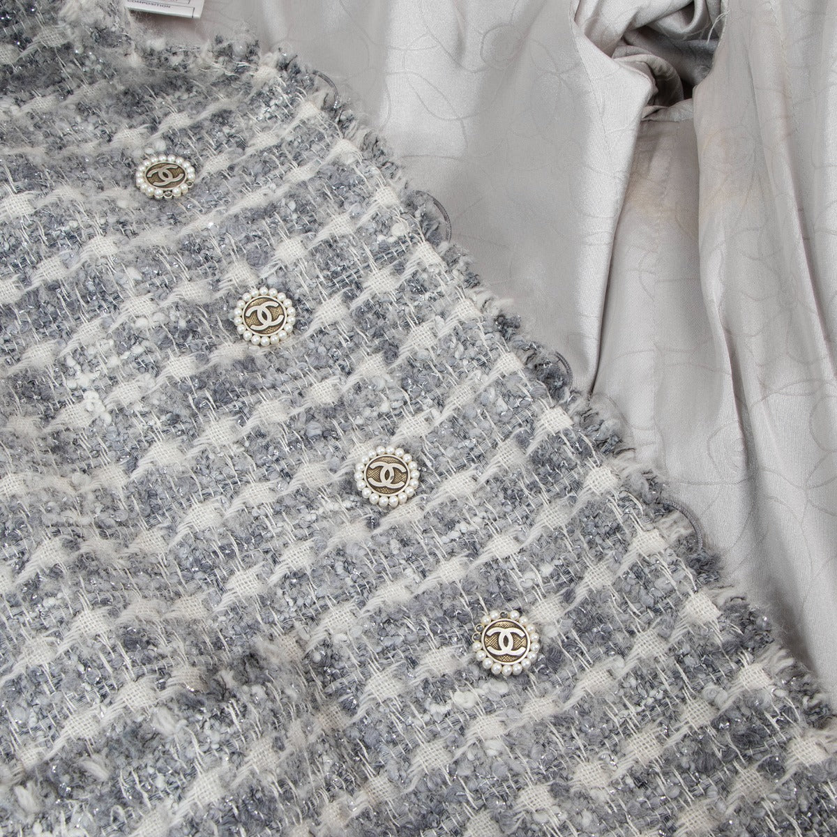 Manteau Chanel Automne/Hiver 2005 en tweed bouclé gris argenté - Taille FR40