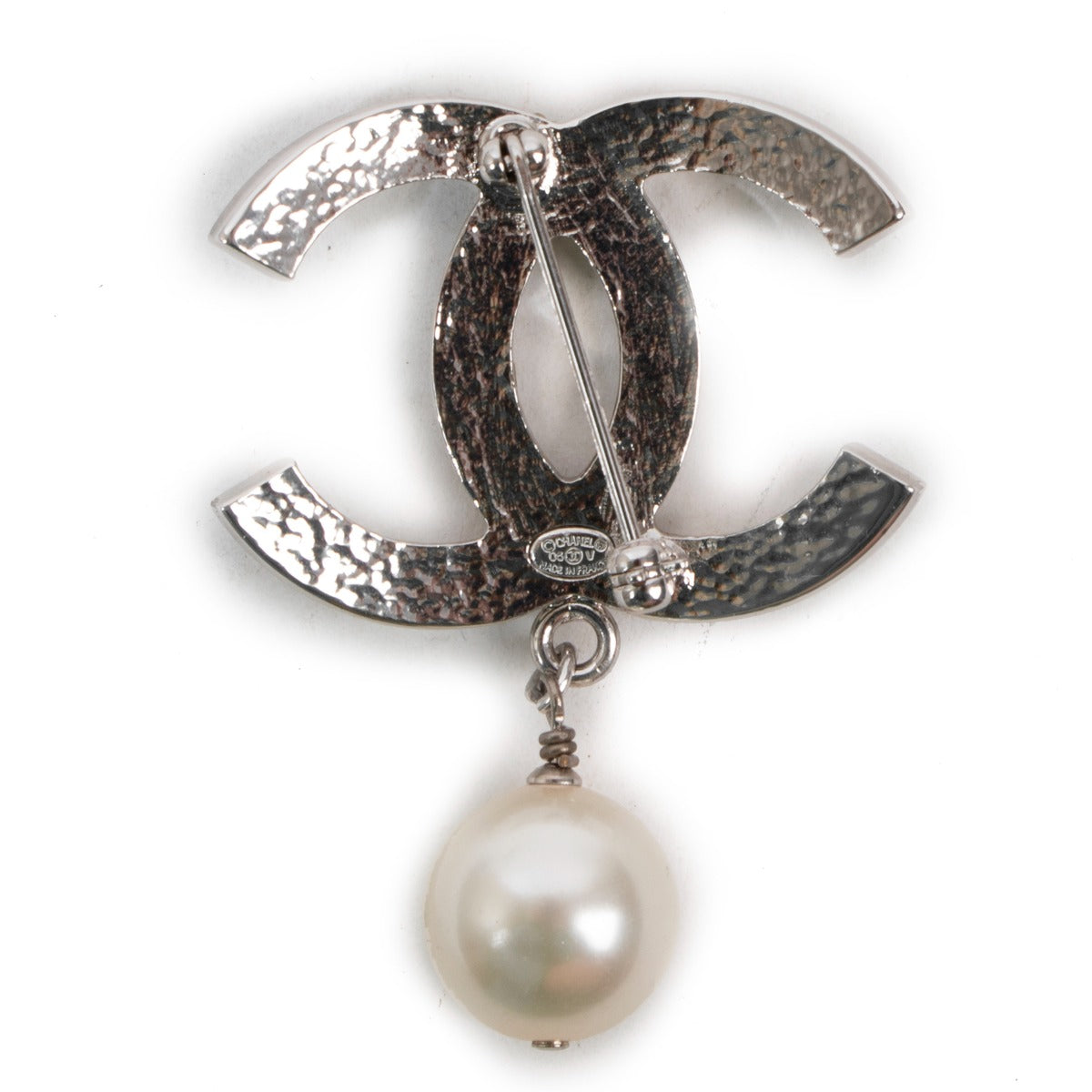 Broche Chanel 2005 CC argenté et fausses perles