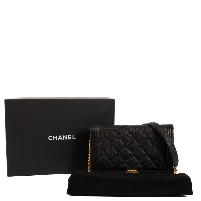 Shop safe online at Labellov in Antwerp, Brussels and Knokke this 100% authentic second hand Chanel Black Caviar Leather Boy Wallet On Chain