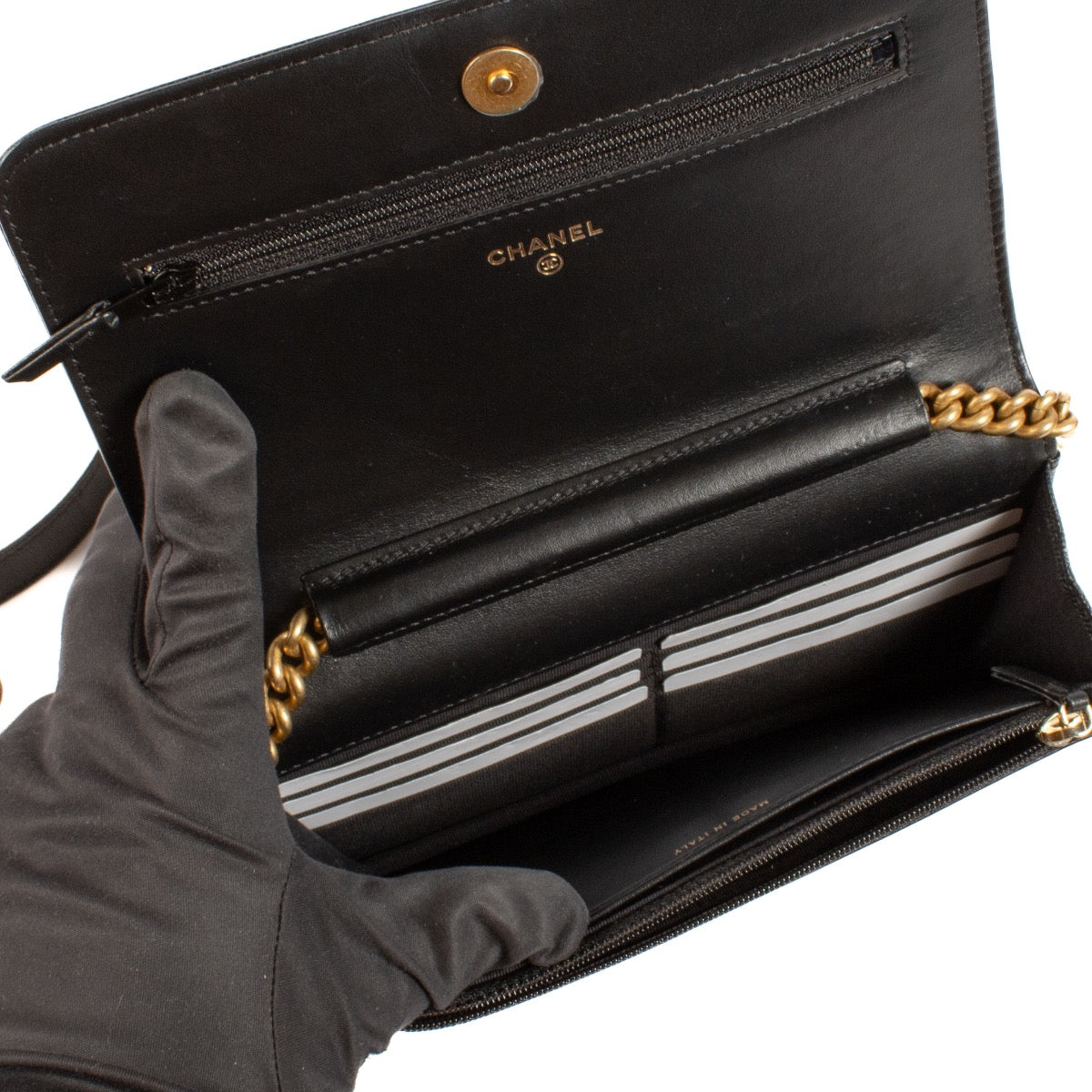 Shop safe online at Labellov in Antwerp, Brussels and Knokke this 100% authentic second hand Chanel Black Caviar Leather Boy Wallet On Chain