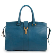 Shop online second hand Yves Saint Laurent Blue ChYc Cabas Shoulder Bag at Labellov.com. Achetez en ligne second main Yves Saint Laurent bleu ChYc cabas sac chez Labellov.com. Online kopen van een tweedehands Yves Saint Laurent blauwe handtas bij Labellov