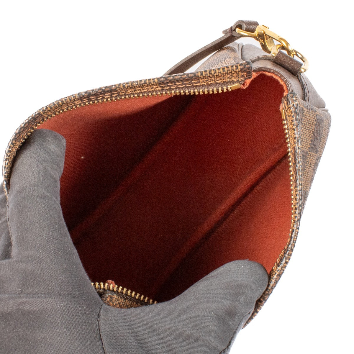 Shop safe online at Labellov in Antwerp, Brussel and Knokke this 100% authentic second hand Louis Vuitton Damier Ebene Trousse Pochette Crossbody