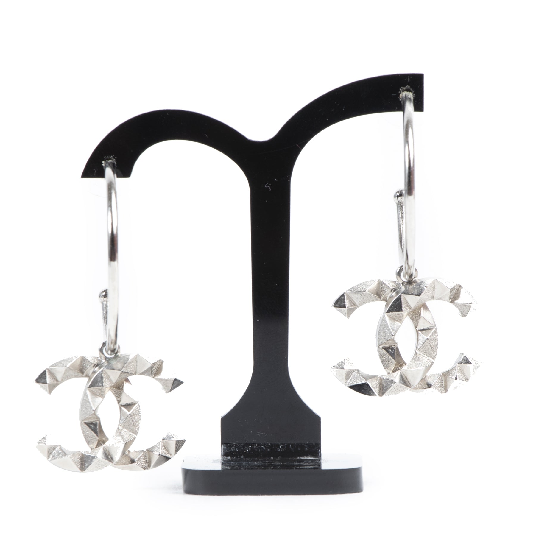 Chanel Studded Double CC Hoop Earrings aan de beste prijs bij Labellov