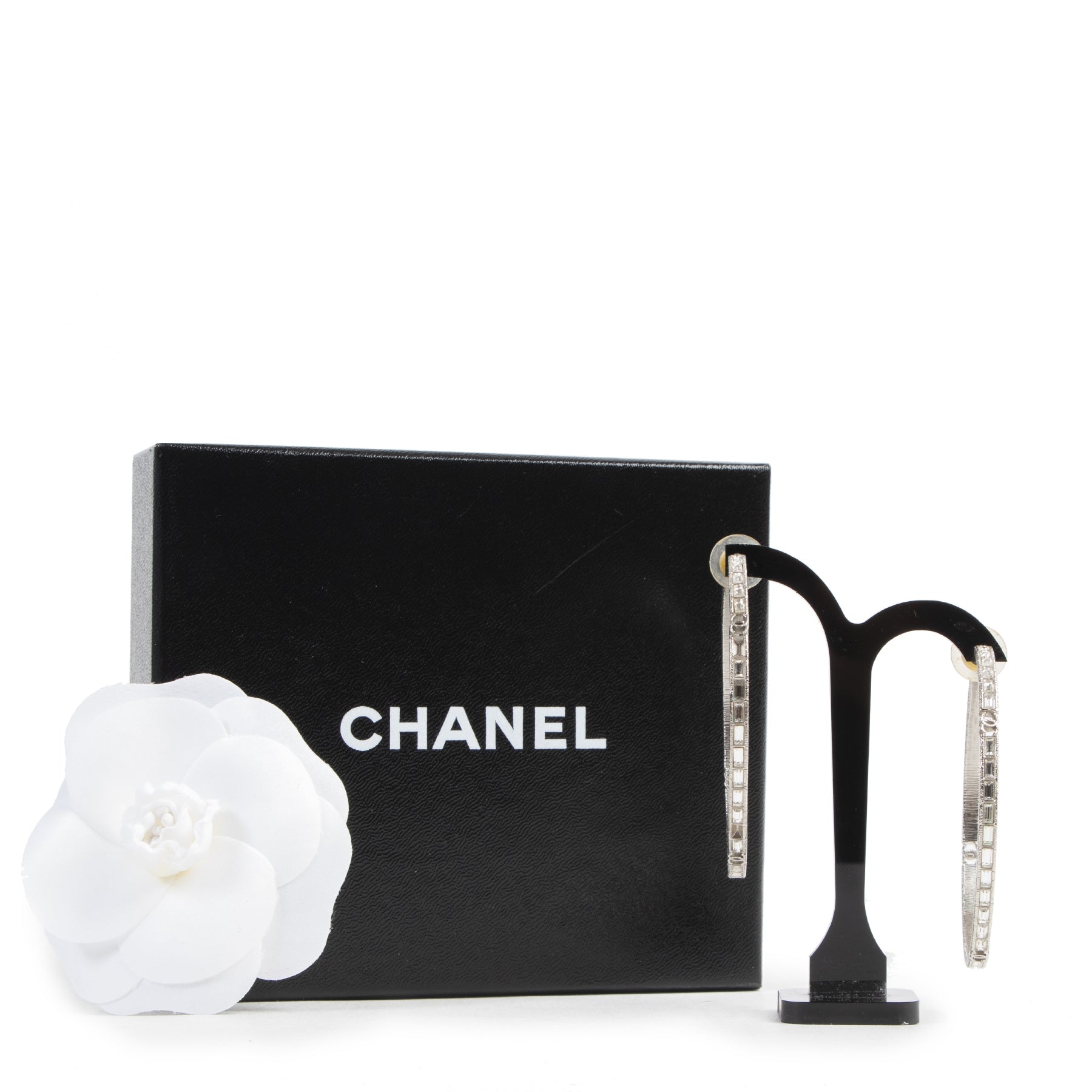 We buy and sell your authentic designer earrings by Chanel for the best price at Labellov
