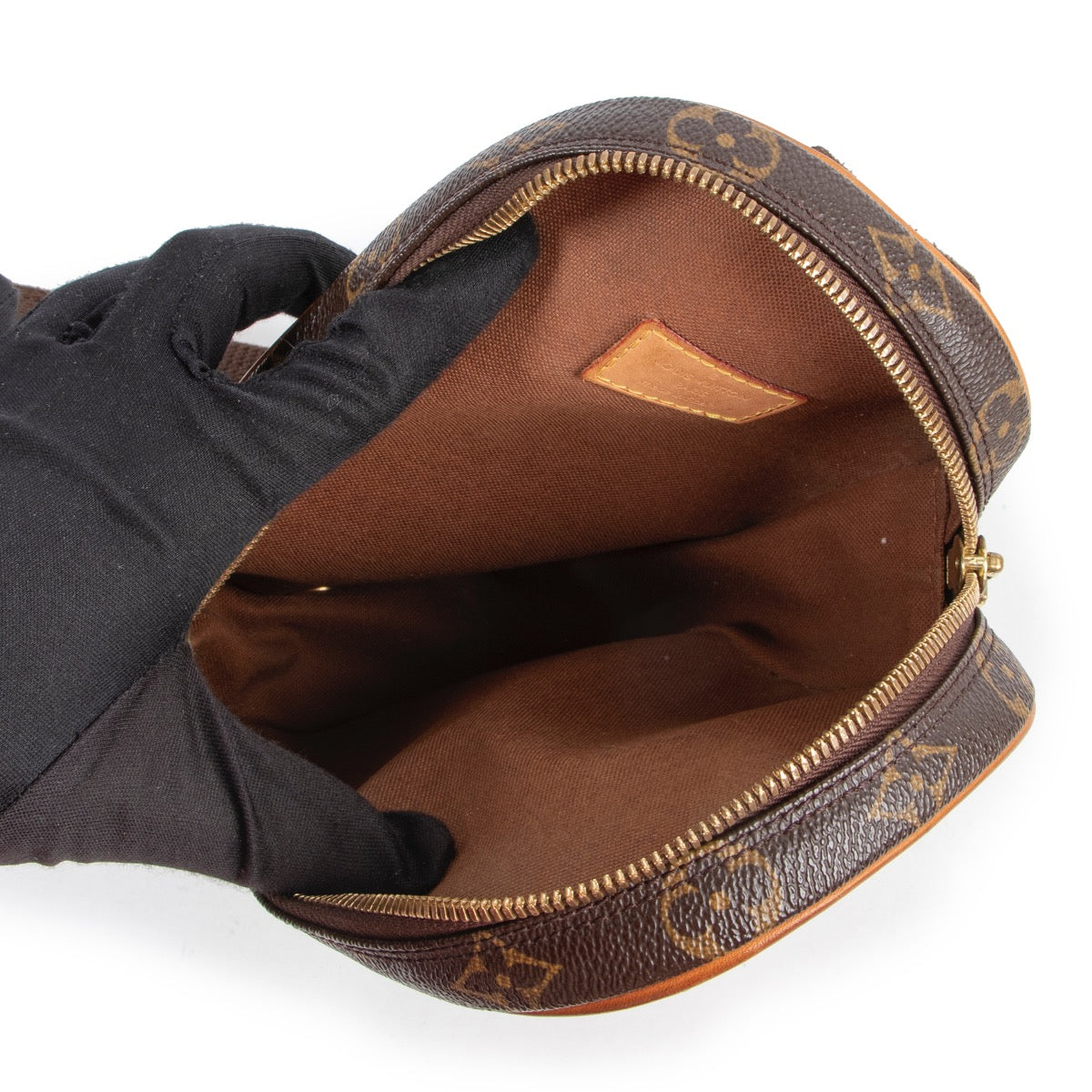 Shop safe online 100% authentic second hand Louis Vuitton Monogram Gagne Crossbody Bag in very good condition at the right price at Labellov in Antwerp.