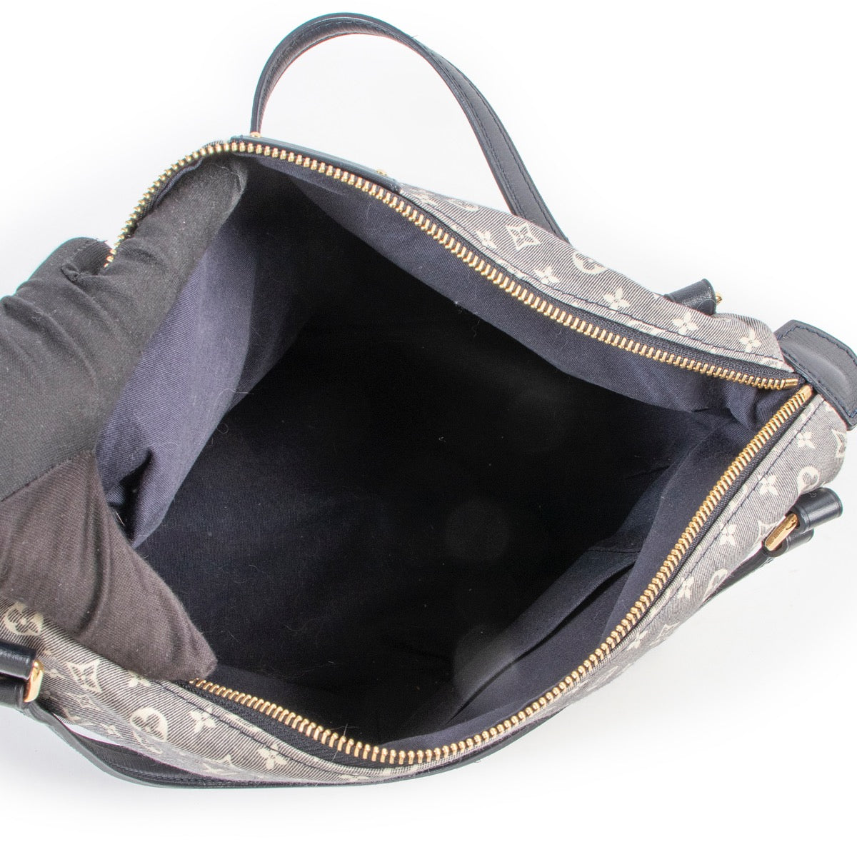 Shop safe online at Labellov in Antwerp this 100% authentic second hand Louis Vuitton Blue Monogram Shoulder bag