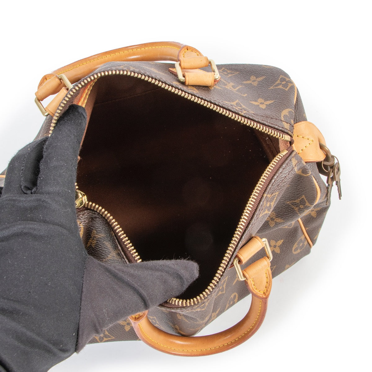 Shop safe online at Labellov in antwerp this 100% authentic second hand Louis Vuitton Monogram Speedy 25 Top handle