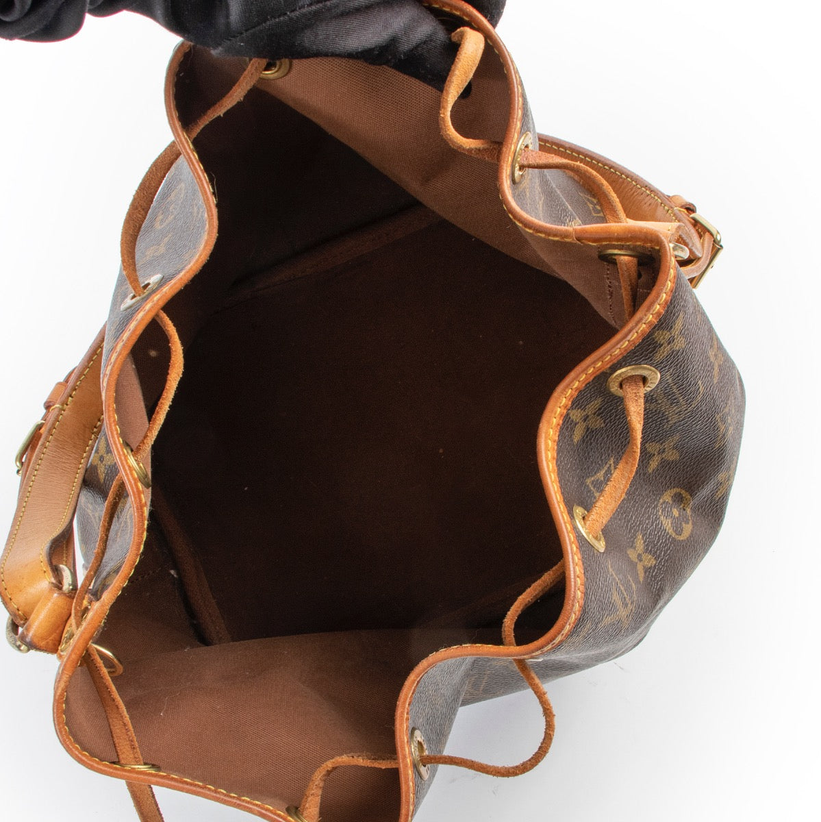 Shop safe online at Labellov in Antwerp this 100% authentic second hand Louis Vuitton Monogram Noe Shoulder bag
