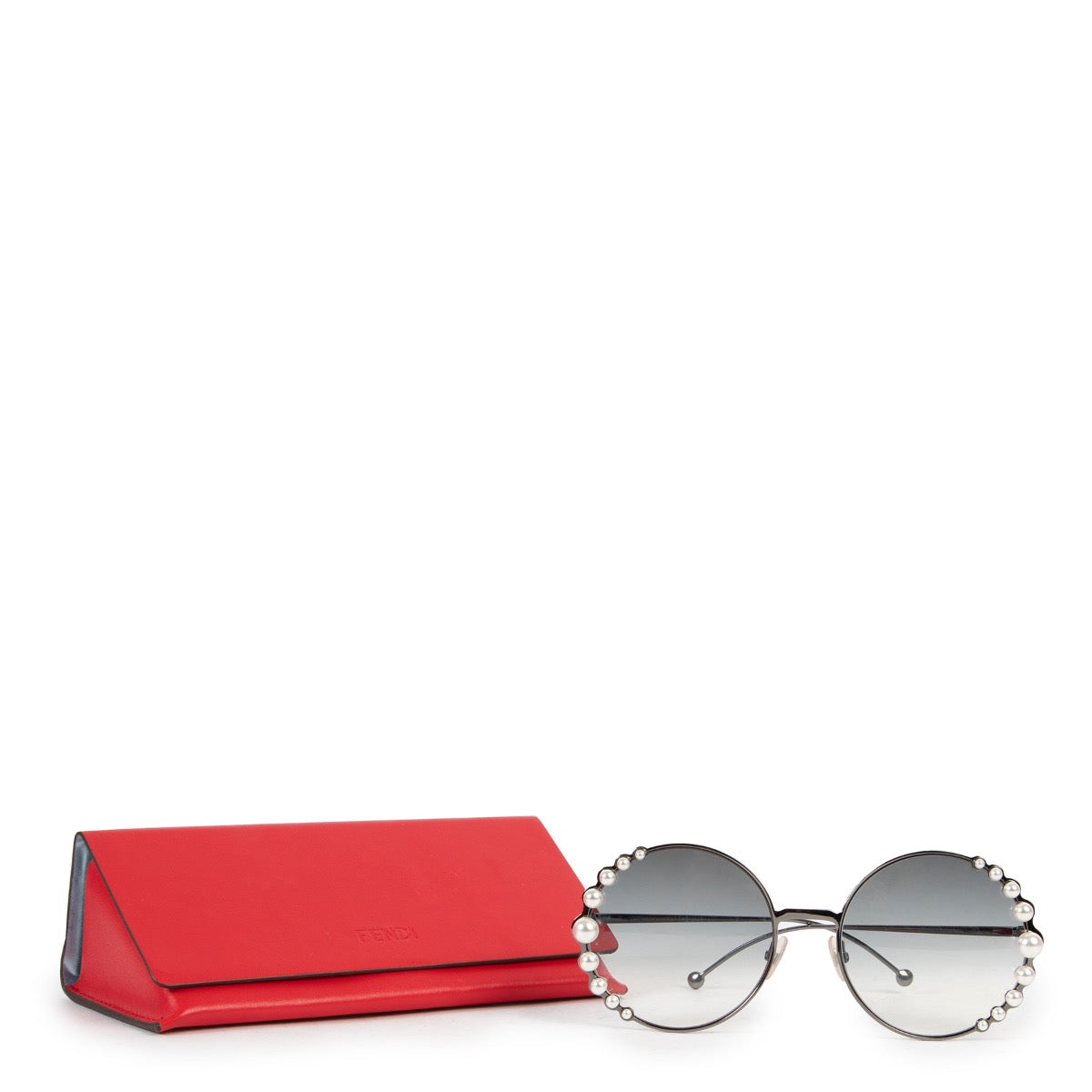 Shop safe online 100% authentic second hand Fendi Round Pearl Sunglasses in very good condition at the right price at labellov in Antwerp.
