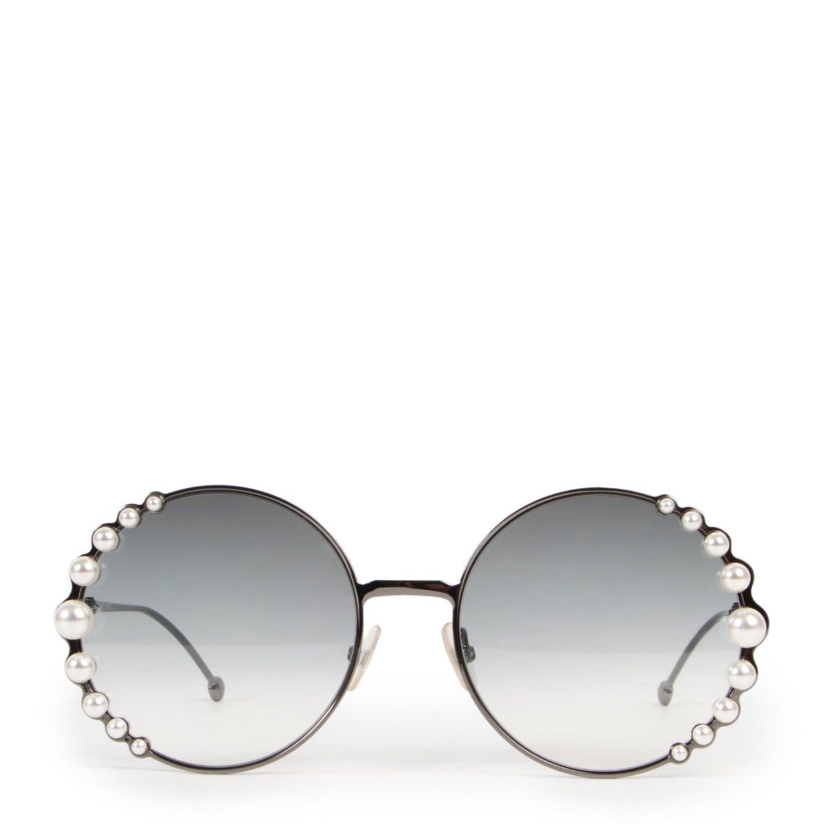 Shop safe online 100% authentic second hand Fendi Round Pearl Sunglasses in very good condition at the right price at labellov in Antwerp.