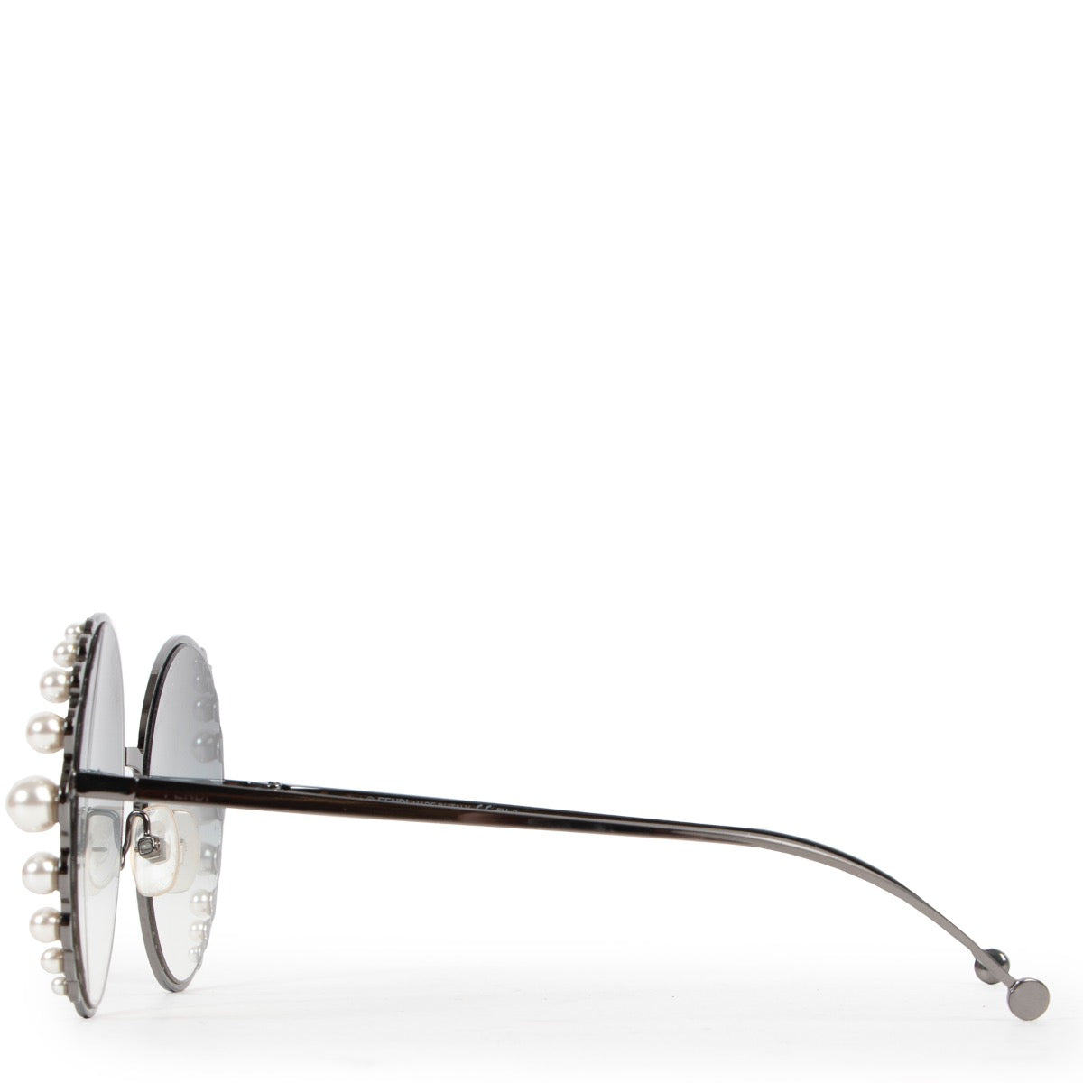 Shop safe online 100% authentic second hand Fendi Round Pearl Sunglasses in very good condition at the right price at labellov in Antwerp.