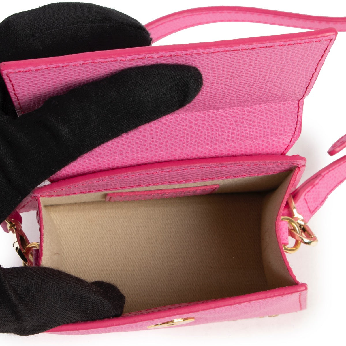 Shop safe online at Labellov in Antwerp this 100% authentic second hand Jacquemus Le Chiquito Pink in very good condition.