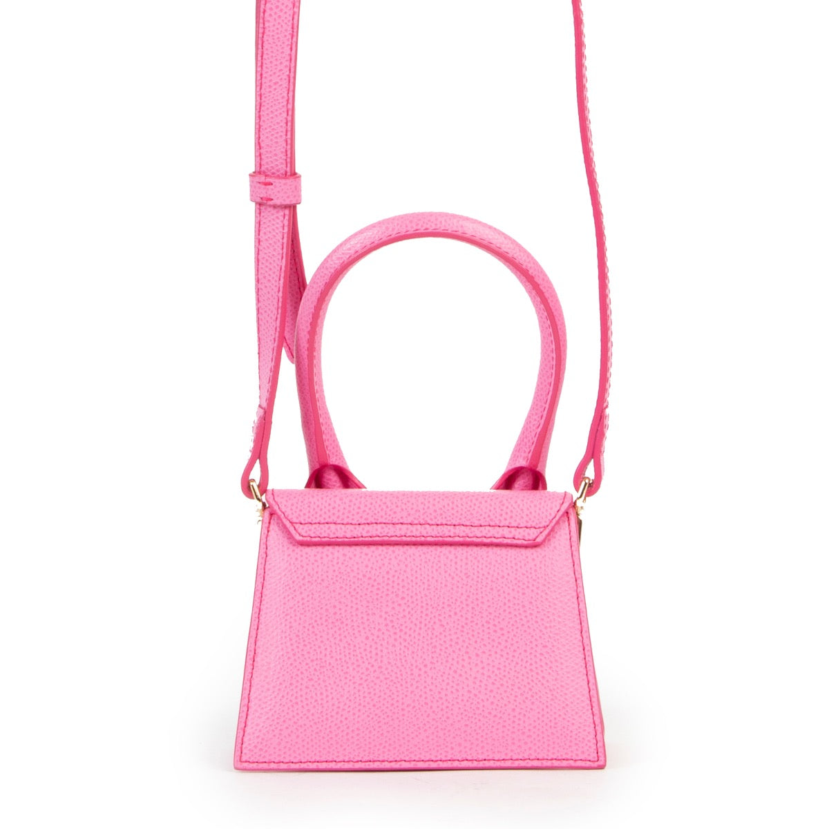 Shop safe online at Labellov in Antwerp this 100% authentic second hand Jacquemus Le Chiquito Pink in very good condition.