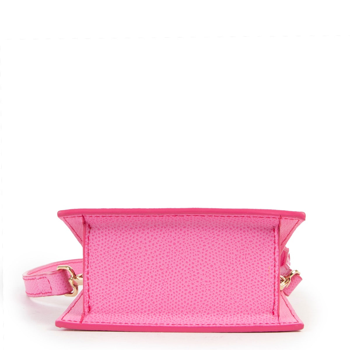 Shop safe online at Labellov in Antwerp this 100% authentic second hand Jacquemus Le Chiquito Pink in very good condition.