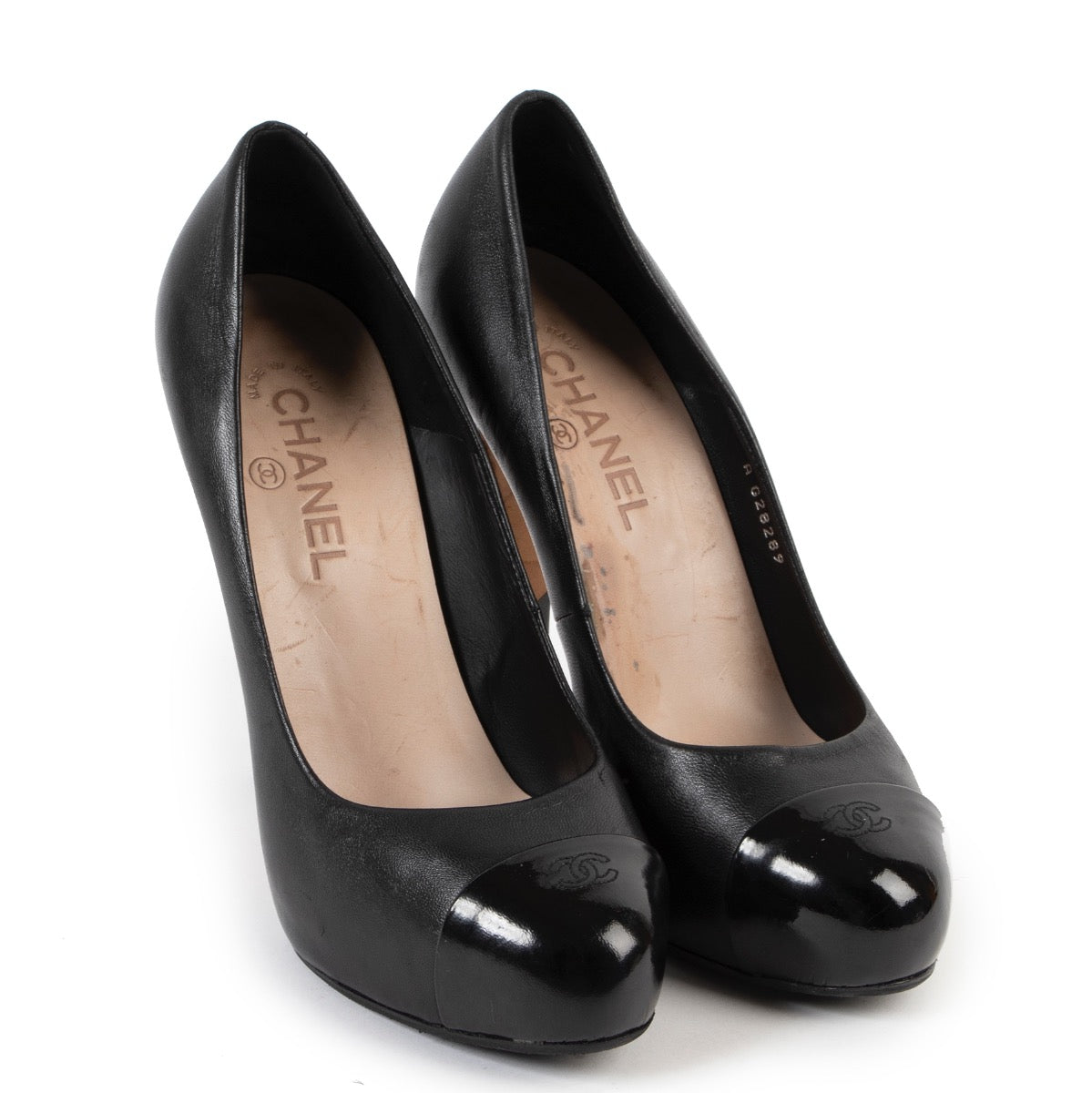 Buy authentic second hand black Chanel pumps at Labellov