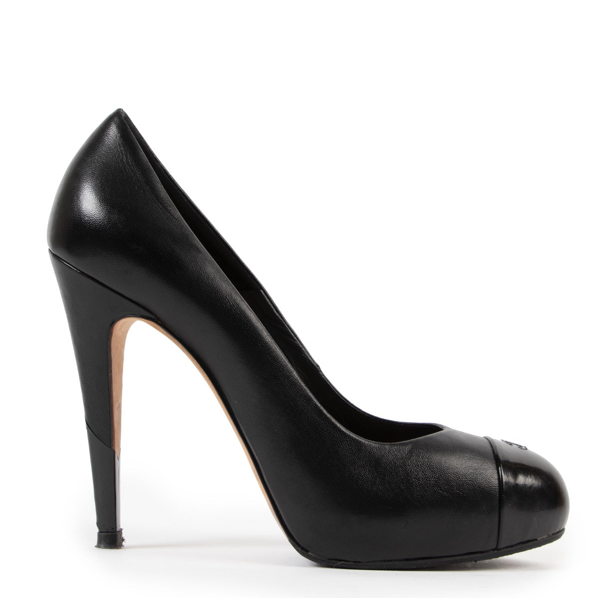 Buy authentic second hand black Chanel pumps at Labellov