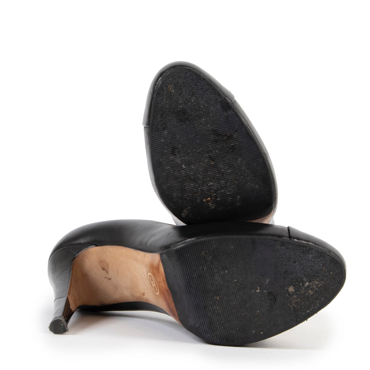 Buy authentic second hand black Chanel pumps at Labellov